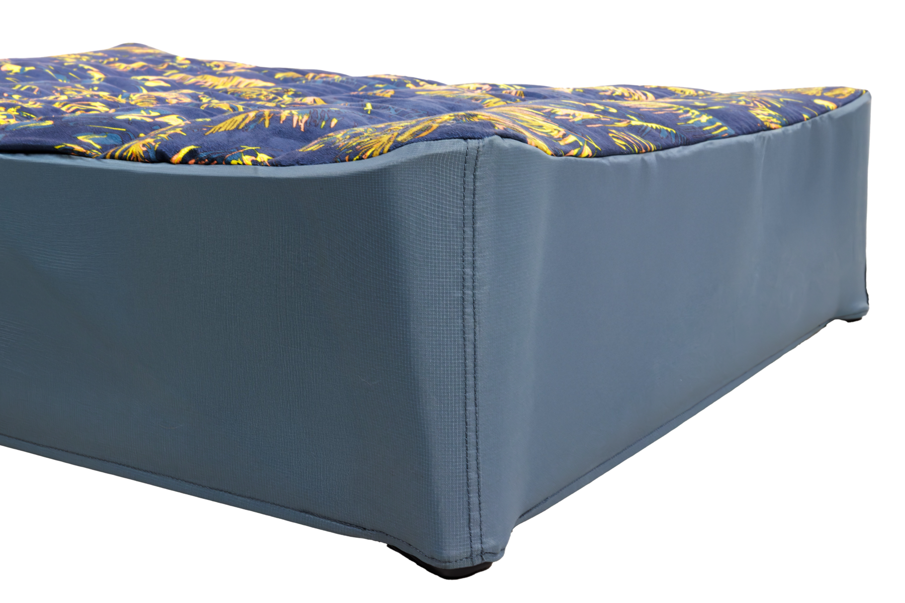 CompressedPNG-1073_Mt.EverRest-Insulated-Dog-Cot-Cover_Deep-Jungle_Detail_STUDIO.png